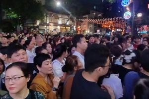 Phật tử xuyên đêm chờ chiêm bái xá lợi Đức Phật