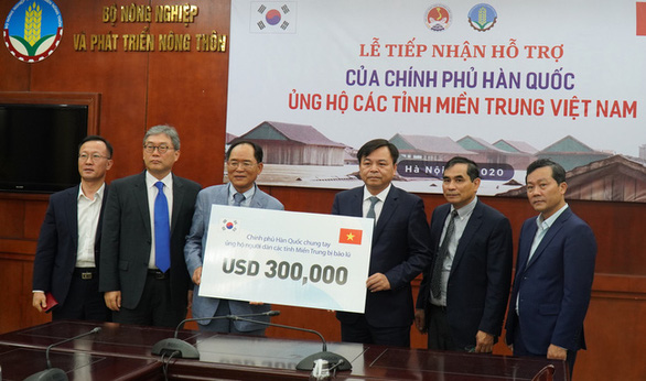 Hàn Quốc trao 300.000 USD hỗ trợ đồng bào miền Trung
