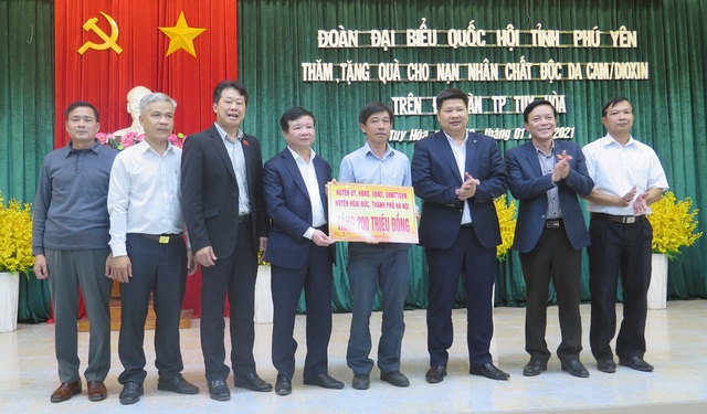 Phú Yên: Đại biểu Quốc hội tặng nhà và quà đến nạn nhân da cam, người nghèo