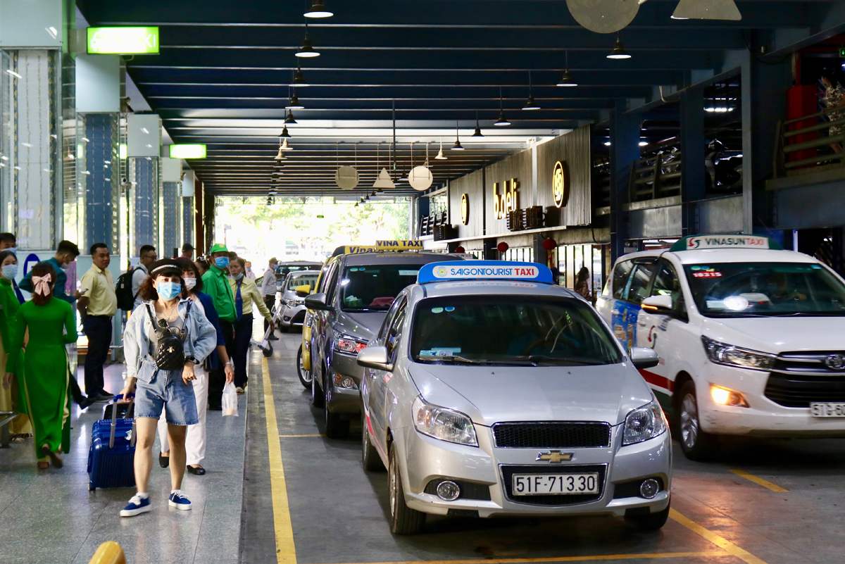 Sân bay Tân Sơn Nhất mở thêm làn cho xe công nghệ