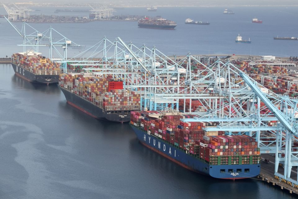 24 tỷ USD hàng hóa xếp hàng chờ cập cảng ở California