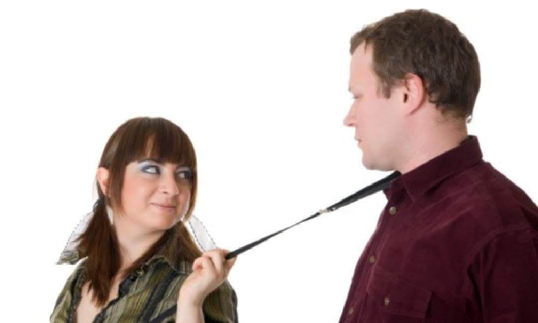 Hẹn hò thời Covid: Bị cấm ra khỏi nhà trừ khi dắt chó đi dạo, người vợ dùng dây xích dắt chồng đi chơi  