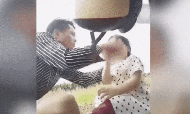 Xót xa bé gái 3 tuổi bị bố ép uống thuốc trừ sâu, người mẹ bỏ bê không đoái hoài