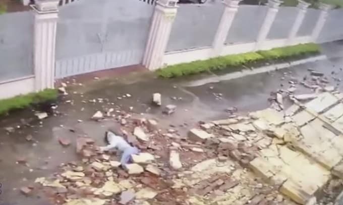 Đi bộ trong bão số 9, cô gái bị tường gạch đổ vào người gây thương tích nặng