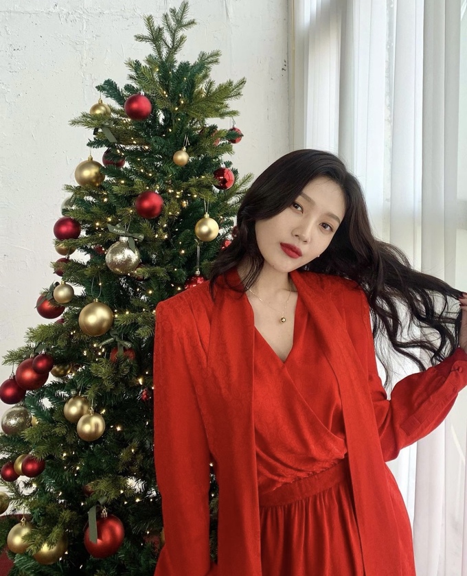Loạt ý tưởng diện đồ đỏ chơi Noel đến từ sao Hàn