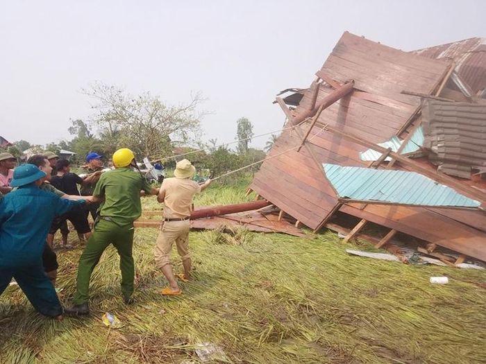 Mưa lớn kèm dông lốc gây thiệt hại trên địa bàn tỉnh Gia Lai, Tiền Giang