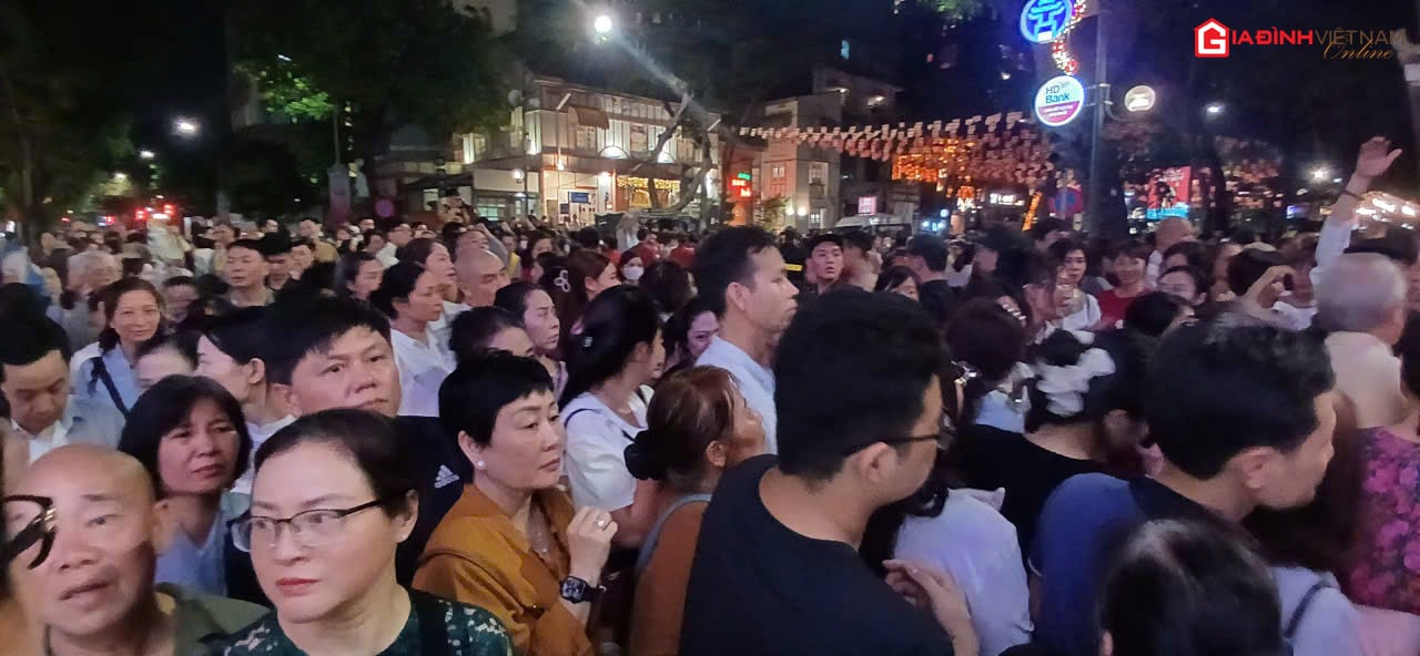 Phật tử xuyên đêm chờ chiêm bái xá lợi Đức Phật